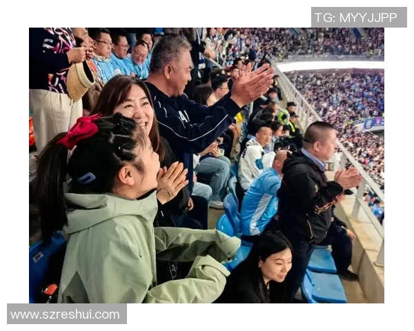 温暖瞬间感动球迷高清足球球星笑容集锦展现他们的真实魅力 温暖瞬间感动球迷高清足球球星笑容集锦展现他们的真实魅力